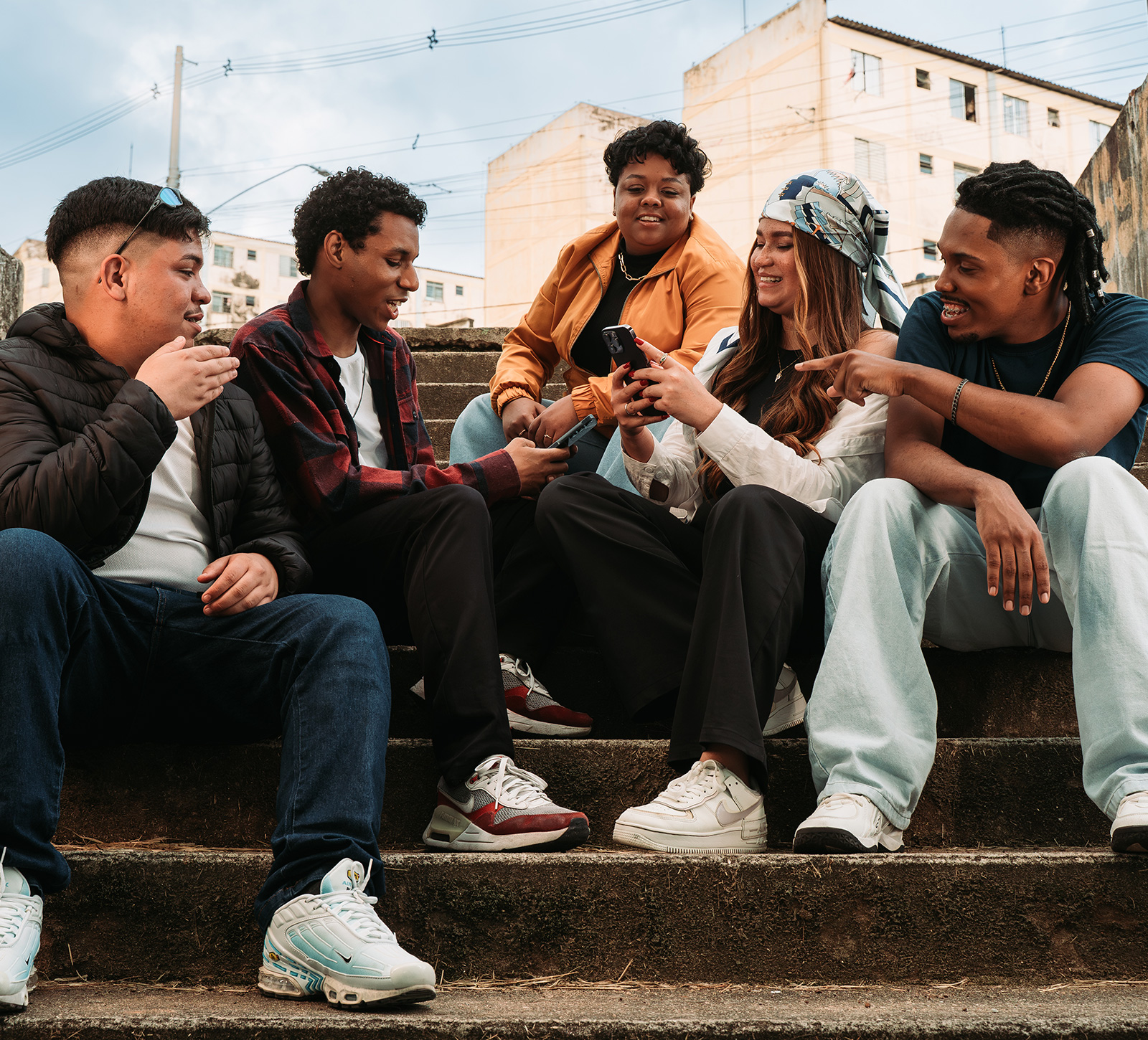 Jovens da comunidade reunidos em uma escadaria