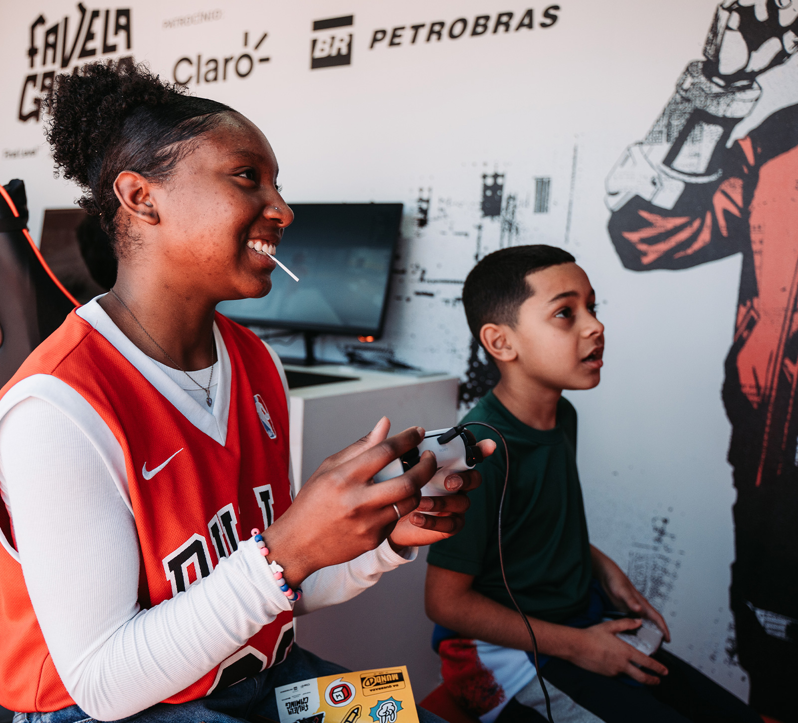 Jovens jogando no Favela Gaming