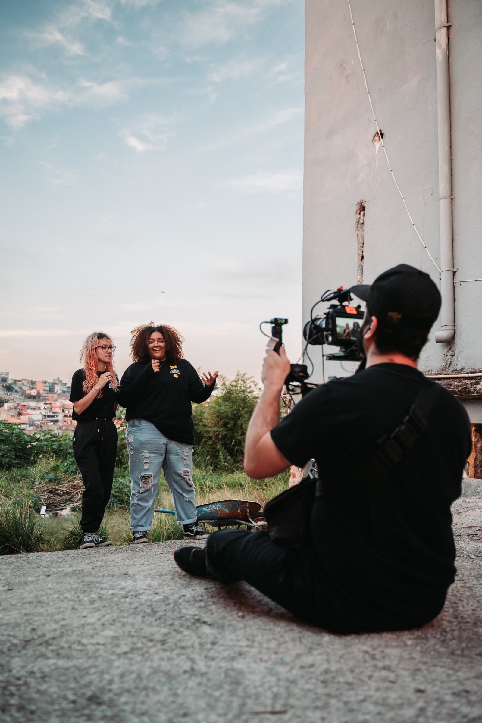 Bastidores de gravação com duas criadoras e equipe de filmagem