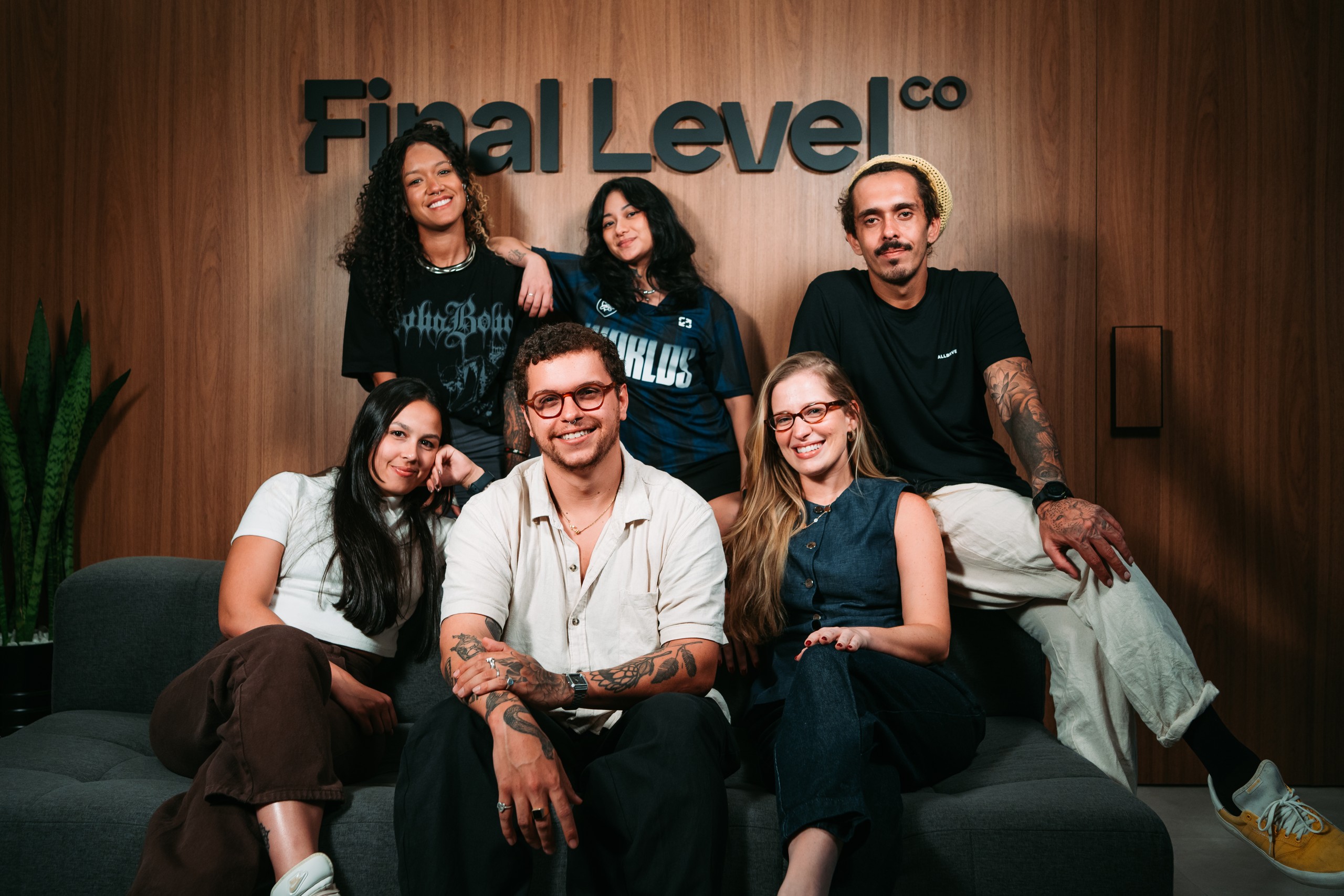 Equipe Final Level reunida no escritório